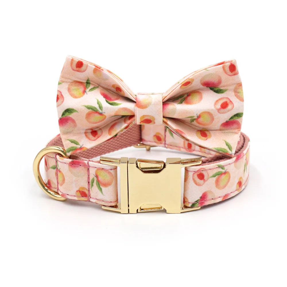 Hundehalsband „Honey Peach“ personalisiert – Luxus Set mit Schleife, Leine & Kotbeutelspender für Hunde & Katzen