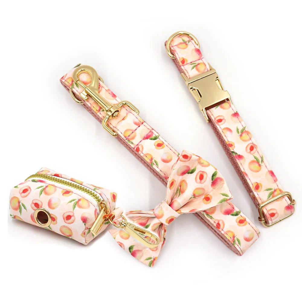 Hundehalsband „Honey Peach“ personalisiert – Luxus Set mit Schleife, Leine & Kotbeutelspender für Hunde & Katzen